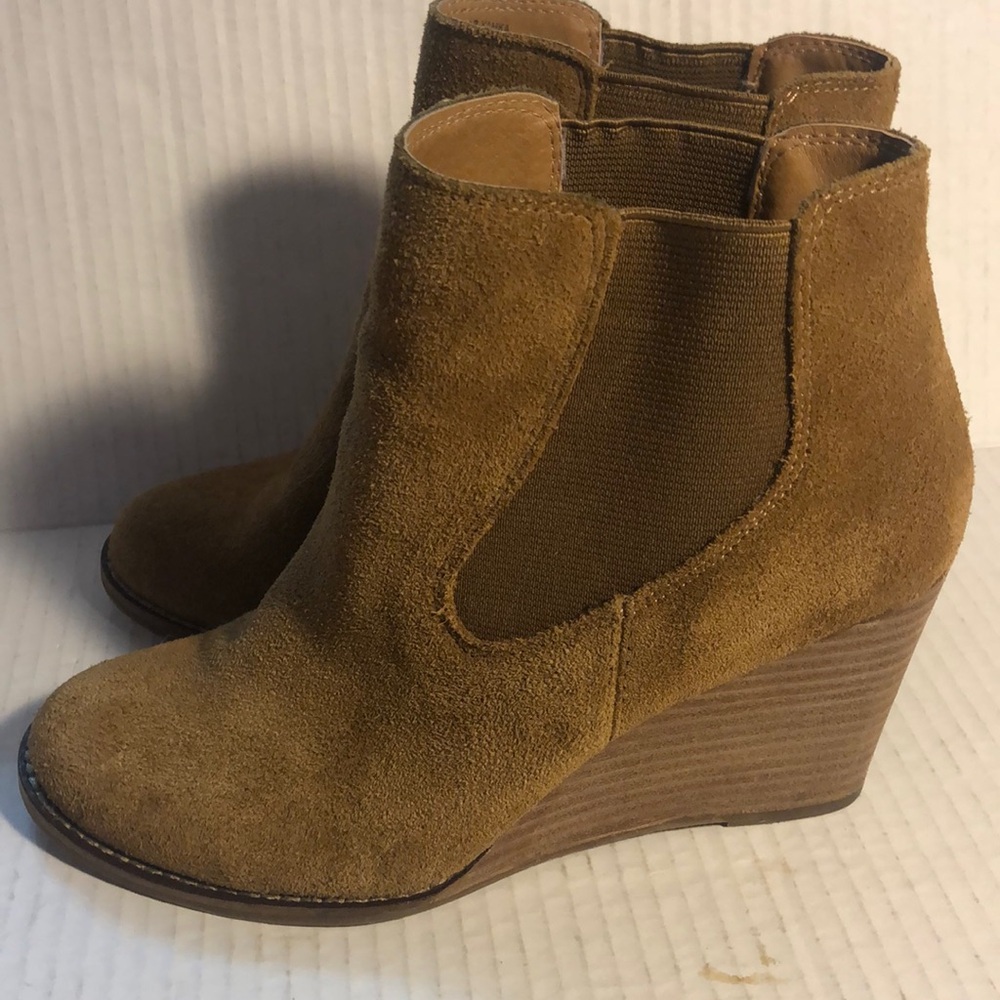 Lucky Brand Yamka Tan Chelsea Wedge Ankle Boots Suede Size 7 GUC